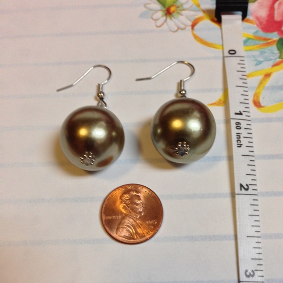 Pearl In A Metallic Brown Tone Drop Earrings - Picture 3 of 8